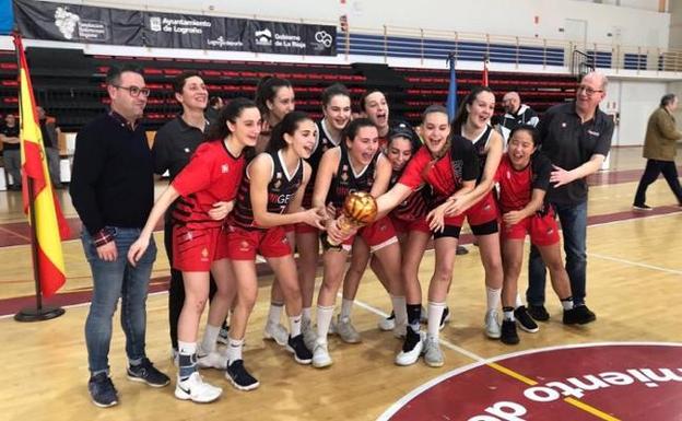 Las jugadores del Uni Girona A festejan su triunfo. :: @gieguni
/