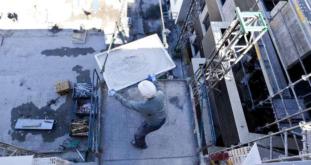 Trabajador de la construcción, en una imagen de archivo. :: s. tercero/