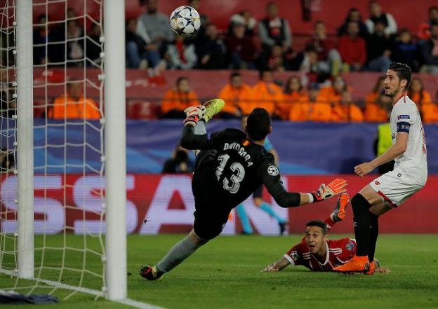 Thiago Alcántara remata lo que acabaría siendo un tanto en propia puerta de Escudero. :: Reuters/