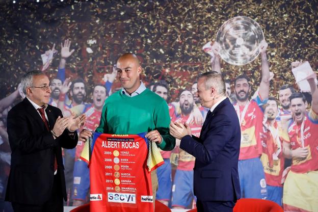 El presidente del COE, Alejandro Blanco, y el de la Federacón de Balonmano, Paco Blázquez, entregan una camiseta con los colores de España al exfranjivino Alberto Rocas. :: efe
/