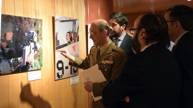 El coronel Pejenaute señala una de las
imágenes que forman parte de la exposición
inaugurada en La Merced. :: miguel herreros/