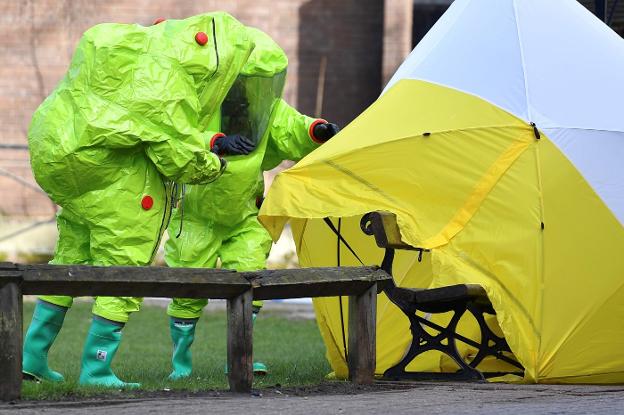 Equipos de investigación toman muestras en el parque en el que fueron hallados los Skripal. :: B. STANSALL / AFP/