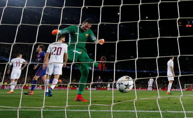 Gesto de rabia de Alisson, que le pega una patada al balón tras encajar el tercer gol en Barcelona. :: efe/