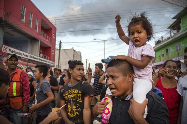 Migrantes centroamericanos protestan a su paso por la población de Nicolás Romero, en el Estado mexicano de Oaxaca.. :: Luis Villalobos / efe/