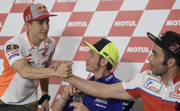 Marc Márquez saluda a Danilo Petrucci en presencia de Valentino Rossi. /Afp