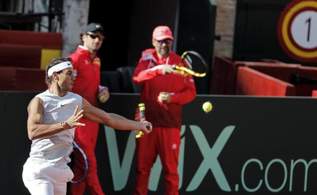 Rafa Nadal, durante un entrenamiento en Valencia. /Efe