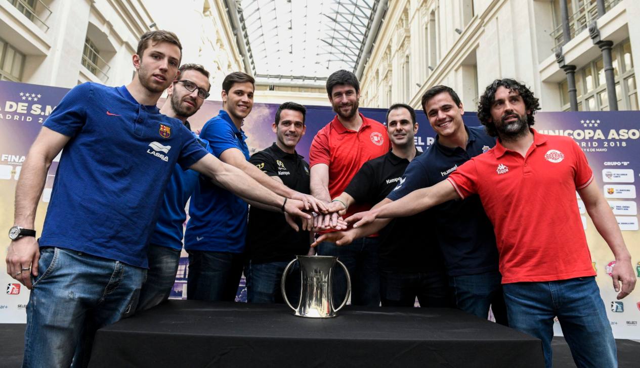 Los capitanes de los equipos participantes en la Copa posan en Madrid con el trofeo/Rrafa Aparicio/FMBm