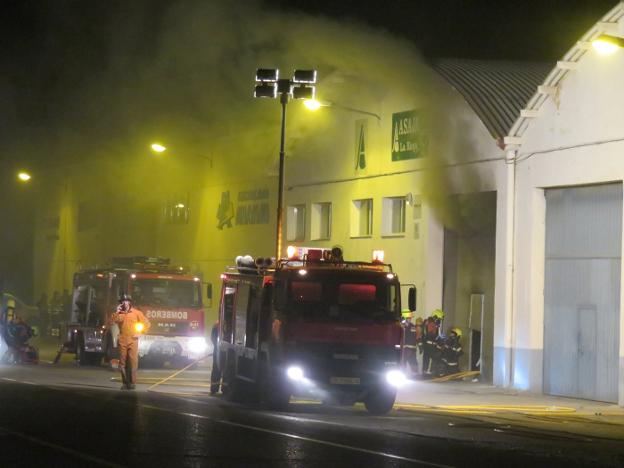 Un bombero, herido en un incendio de un pabellón agrícola en Alfaro