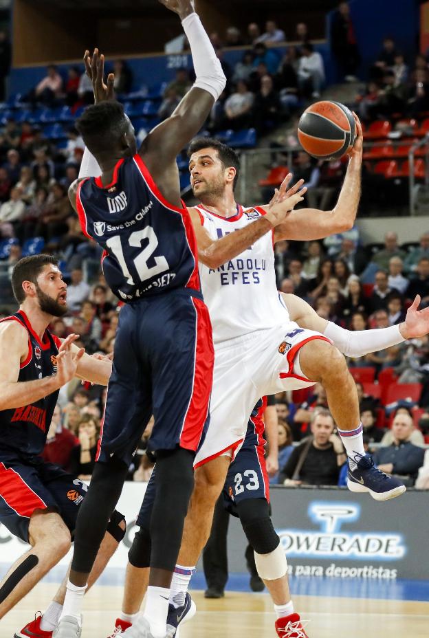 Krunoslav Simon intenta jugar el balón ante Ilimane Diop. :: efe/