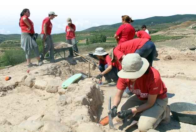Un grupo de jóvenes,
el verano pasado en el
campo de trabajo en el alfar
celtíbero de Bergasa. :: M.F./