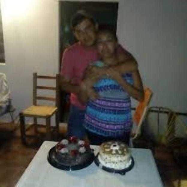 Arriba, Jenny Judith y, sobre estas líneas, su asesina simulando el embarazo en las redes sociales. Abajo, el cadáver destripado de la víctima y, a la izquierda, su bebé en el hospital. :: r. c./