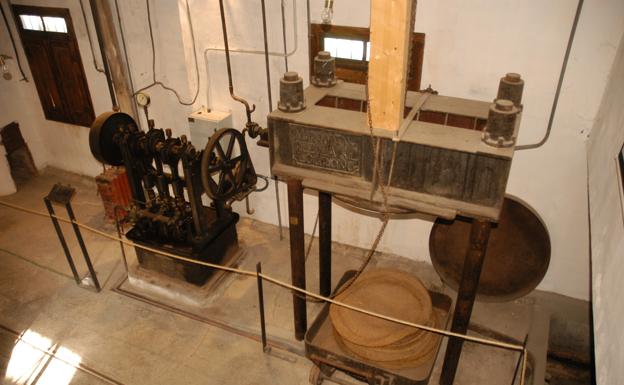 Prensa hidráulica del trujal. Servía para extraer el líquido de la pasta de la oliva molturada. :: /Sanda Sáinz