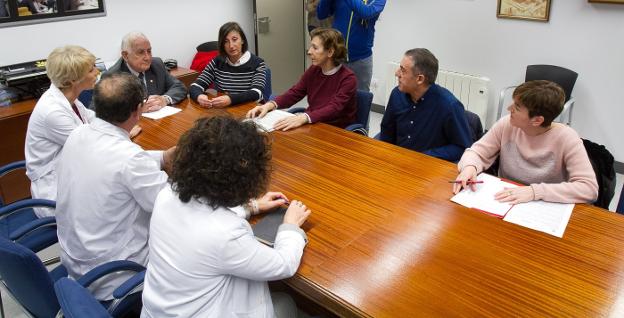 Reunión que mantuvo ayer Salud con responsables de Cruz Roja y Cáritas. :: díaz uriel/
