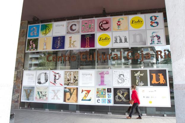 Escaparate del Centro Fundación Caja Rioja-Bankia de Gran Vía. :: d.u./
