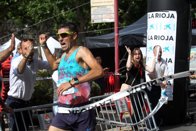 Camilo Santiago cruza la línea de la última Media Maratón de La Rioja como vencedor. :: Justo Rodríguez/