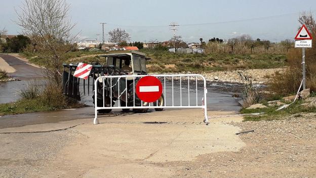 Un tractor accede al vado sobre el río Cidacos en Calahorra. :: i. álvarez./
