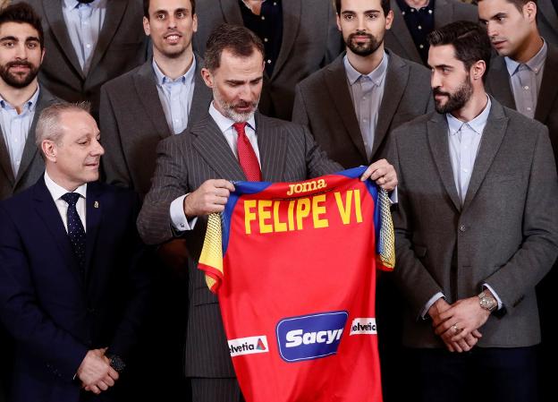 El Rey, con la camiseta que le regalaron ayer. :: efe/
