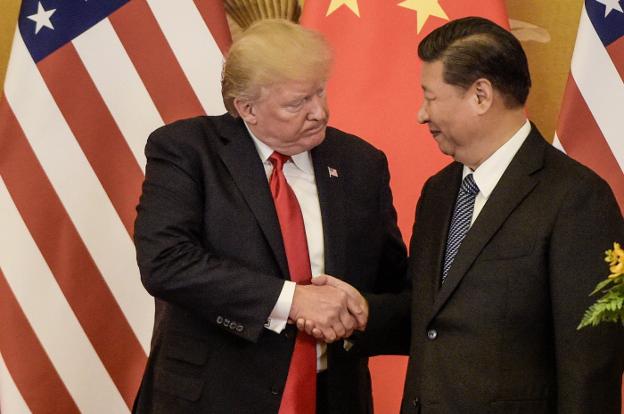 El presidente de EE UU, Donald Trump, en un encuentro con su homólgo chino Xi Jinping. :: afp/