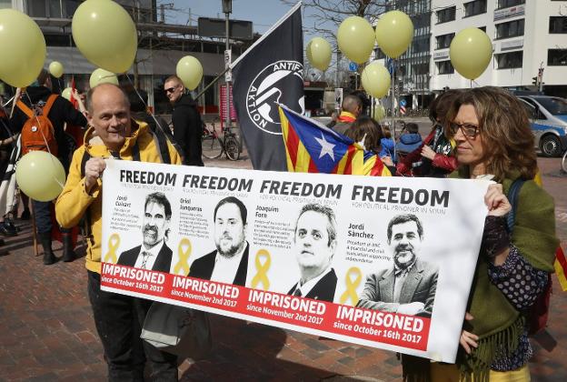 Simpatizantes independentistas piden desde Neumuenster la puesta en libertad de los presos. :: efe/