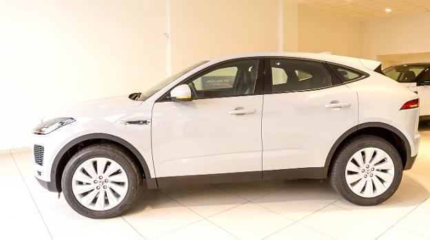 El nuevo Jaguar E-Pace en las instalaciones de Riauto en Logroño. :: Fernando díaz/