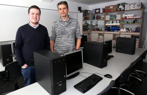 Luis Blanco, con su profesor del IES Comercio, Eduardo Baigorri. :: jonathan herreros/