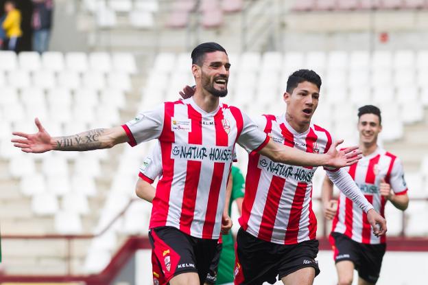Salva Chamorro festeja su gol, el segundo de la UDL, junto a Marcos André. /Fernando Díaz