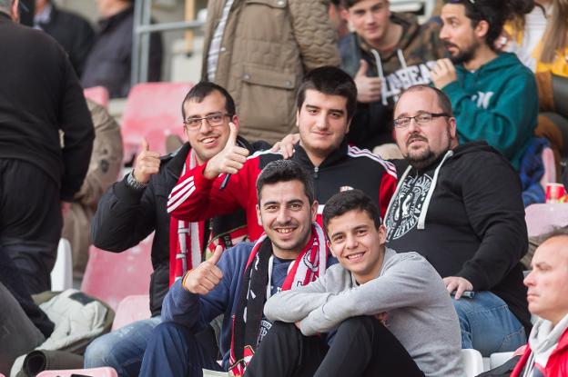 Ropa de la UDL en la grada y caras sonrientes para acompañar el equipo en un partido trascendental./