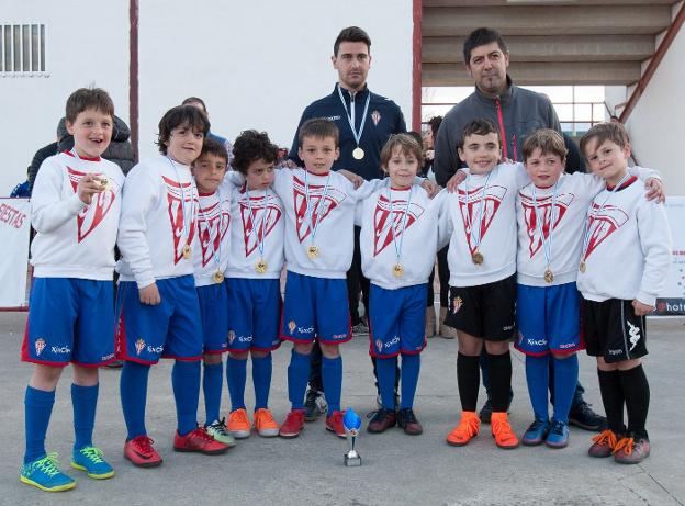 Entre los mejores. Los jugadores del Mareo posan tras el torneo. :/Antonio Díaz Uriel