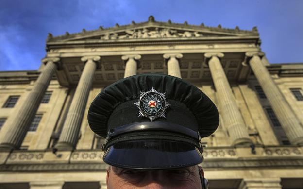 Un agente de policía ante el palacio de Stormont, sede del Parlamento de Irlanda del Norte. :: Peter Muhly / afp/