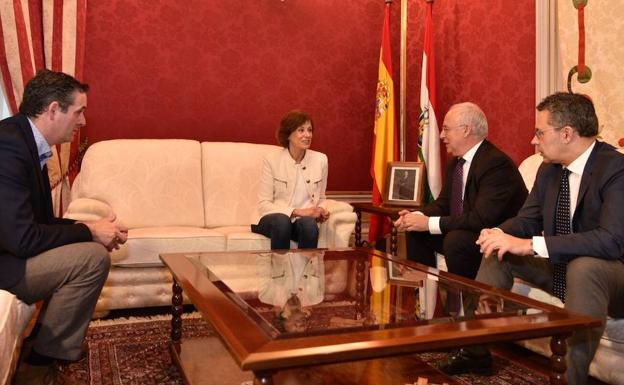 Maru Hernáiz con Ceniceros, Escobar y Azcona en el Palacete. /GOB. RIOJA