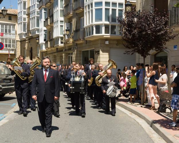 La banda municipal de Haro en una actuación en la calle. :: DONÉZAR/