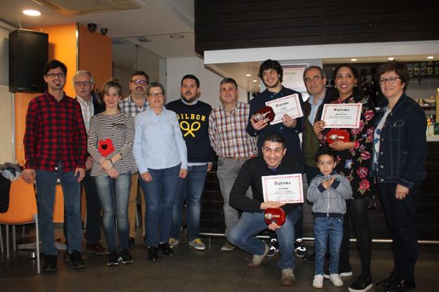 Foto de familia de los premiados y la Corporación alfareña. :: E.P./