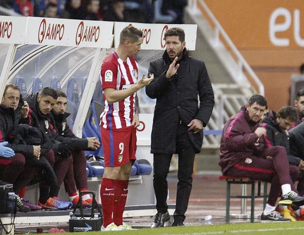 Fernando Torres conversa con Simeone en un partido anterior. :: efe
/