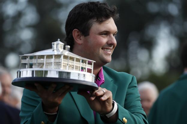 Patrick Reed posa sonriente vestido de verde. :: efe
/