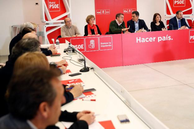 El secretario general del PSOE, Pedro Sánchez, charla con el líder de los socialistas madrileños, José Manuel Franco. :: Chema Moya / efe/