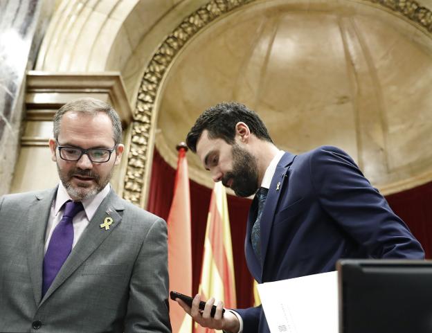 Torrent y el vicepresidente primero de la Cámara catalana, Josep Costa. :: Andreu Dalmau / efe/