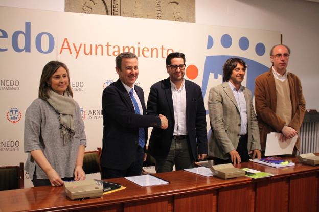 Tres representantes del estudio, el alcalde y el edil de Urbanismo firmaron ayer el contrato. :: E.P./