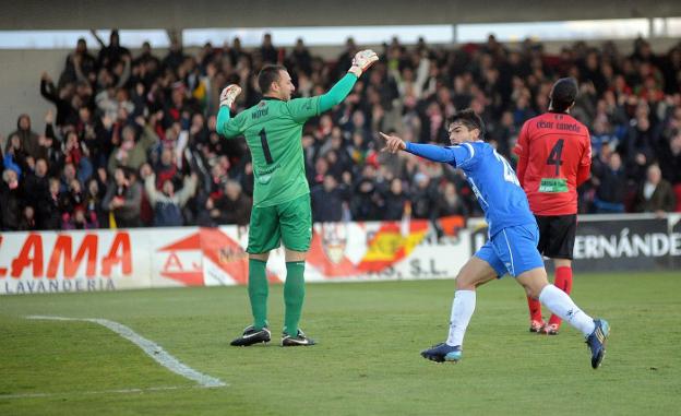 Del Moral celebra su gol ante la desesperación de Wilfred y Caneda. :: miguel herreros/