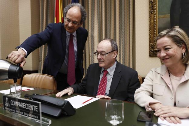 El gobernador del Banco de España, Luis María Linde, ayer en el Congreso de los Diputados. :: efe/