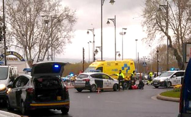La Policía Local y los servicios sanitarios velan por el herido y por la regulación del tráfico. /S-M.N.