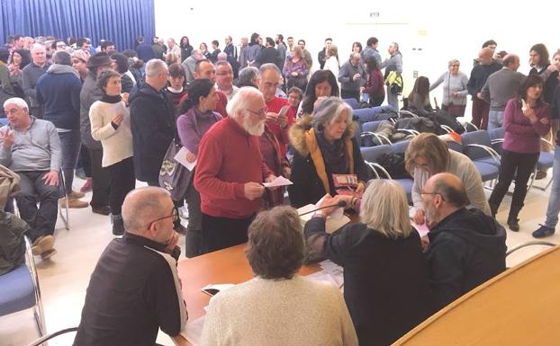 Los votantes pasan por la urna instalada para la ocasión.