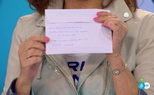 Ana Rosa, con la carta. /