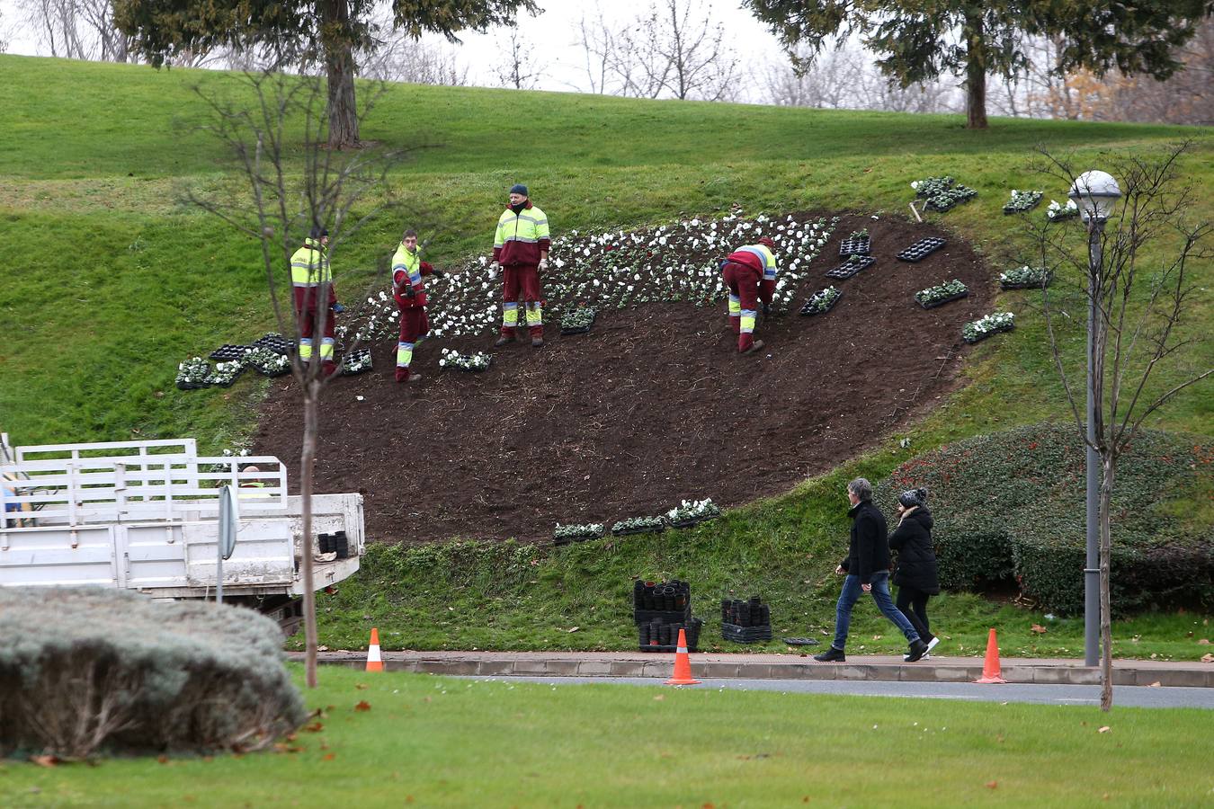 Operarios trabajando en los jardines de Logroño/Juan Marín