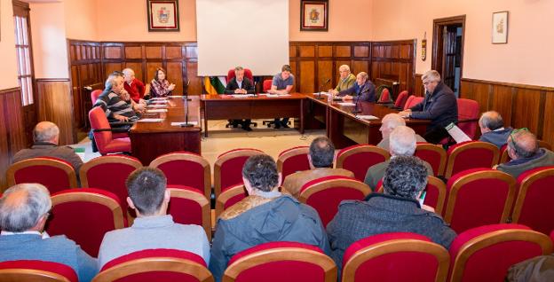 Reunión celebrada ayer en el Ayuntamiento de Santo Domingo de la Calzada. :: albo/