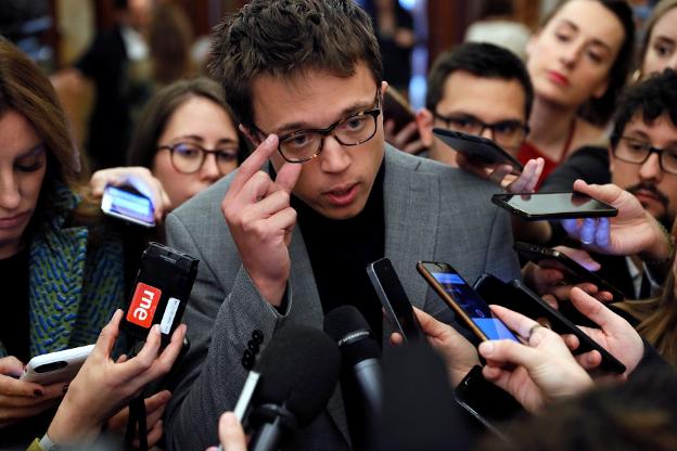 Errejón respondió ayer los medios de comunicación en el Congreso. :: Fernando Alvarado / efe/
