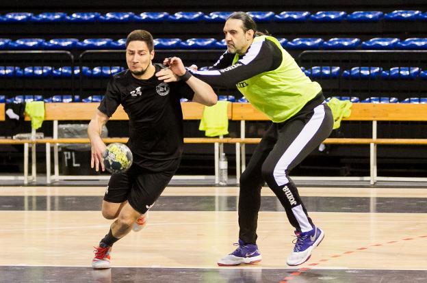 Lazar Kukic trata de marcharse de la marca de Rubén Garabaya. :: Fernando Díaz/