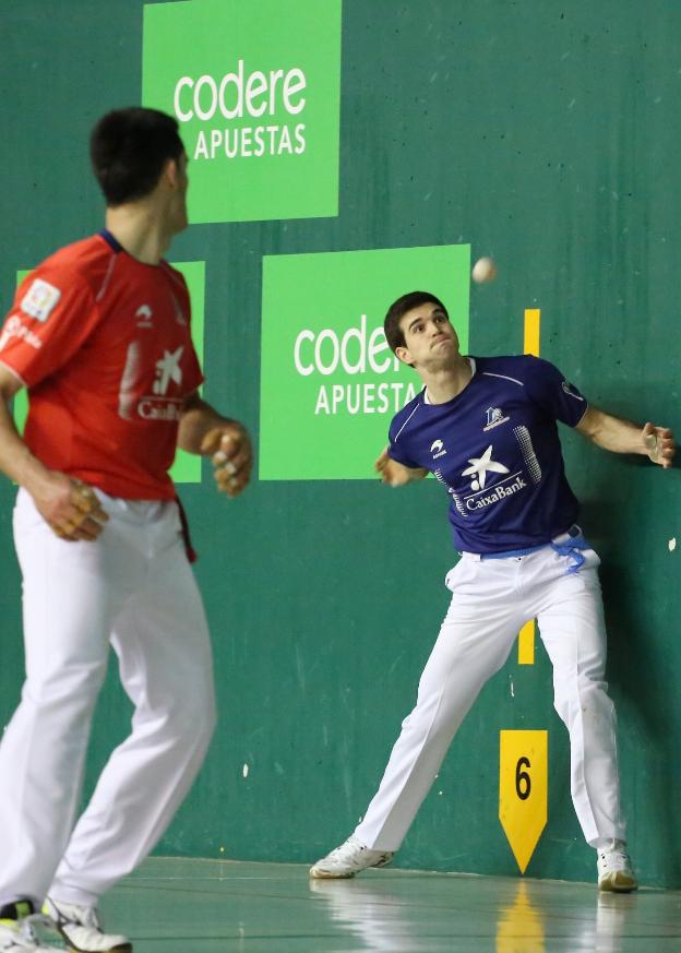 Albisu observa a Zabaleta, atrapado en la pared izquierda, ayer en Ataun. :: luis michelena/d.v./