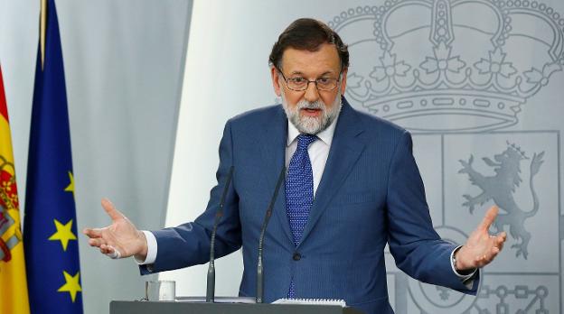 El presidente del Gobierno, Mariano Rajoy, ayer en La Moncloa . :: efe
/