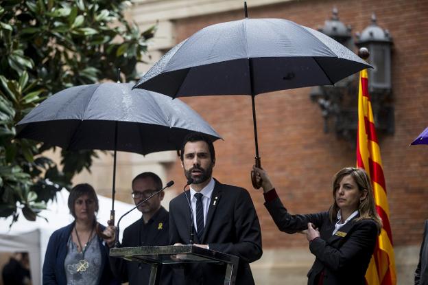 Torrent presidió ayer en el Parlamento catalán un acto de homenaje a las víctimas de la dictadura franquista. :: Quique García / efe/