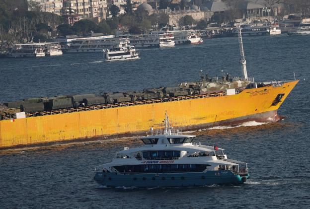 Un buque de carga ruso fletado por el Kremlin navegaba ayer en el Bósforo de camino al Mediterráneo. :: murad sezer / reuters/